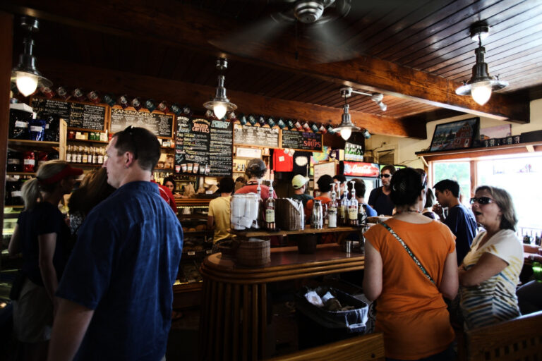 173 restaurant people alcohol bar 768x512