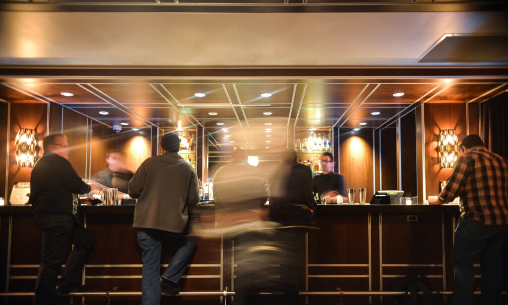 184 people hotel bar drinks 1024x615