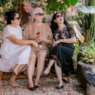 What are signs and symptoms of perimenopause?